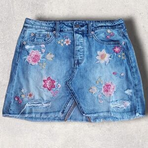 𝅺AEO FLORAL EMBROIDERED TRENDY DISTRESSED OPEN HEM JEAN MINI SKIRT